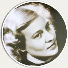 Ett svartvitt porträtt av Ruth som ung. Hon har huvudet på sned och blont vågigt hår.